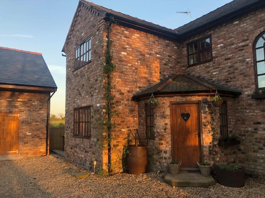 Bumbleberry Cottage Gresford Exterior photo
